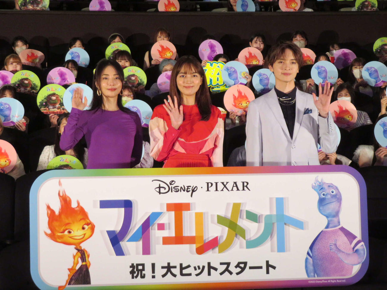 米アニメーション映画「マイ・エレメント」公開記念舞台あいさつに登壇した、左からKis－My－Ft2玉森裕太、川口春奈、MEGUMI（撮影・村上幸将）