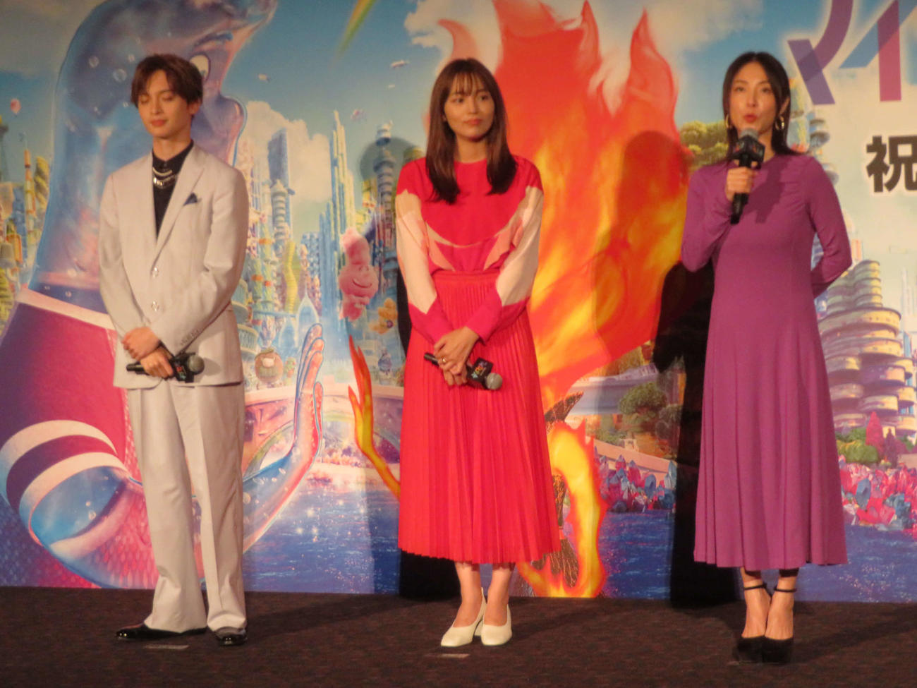 米アニメーション映画「マイ・エレメント」公開記念舞台あいさつに登壇した、左からKis－My－Ft2玉森裕太、川口春奈、MEGUMI（撮影・村上幸将）