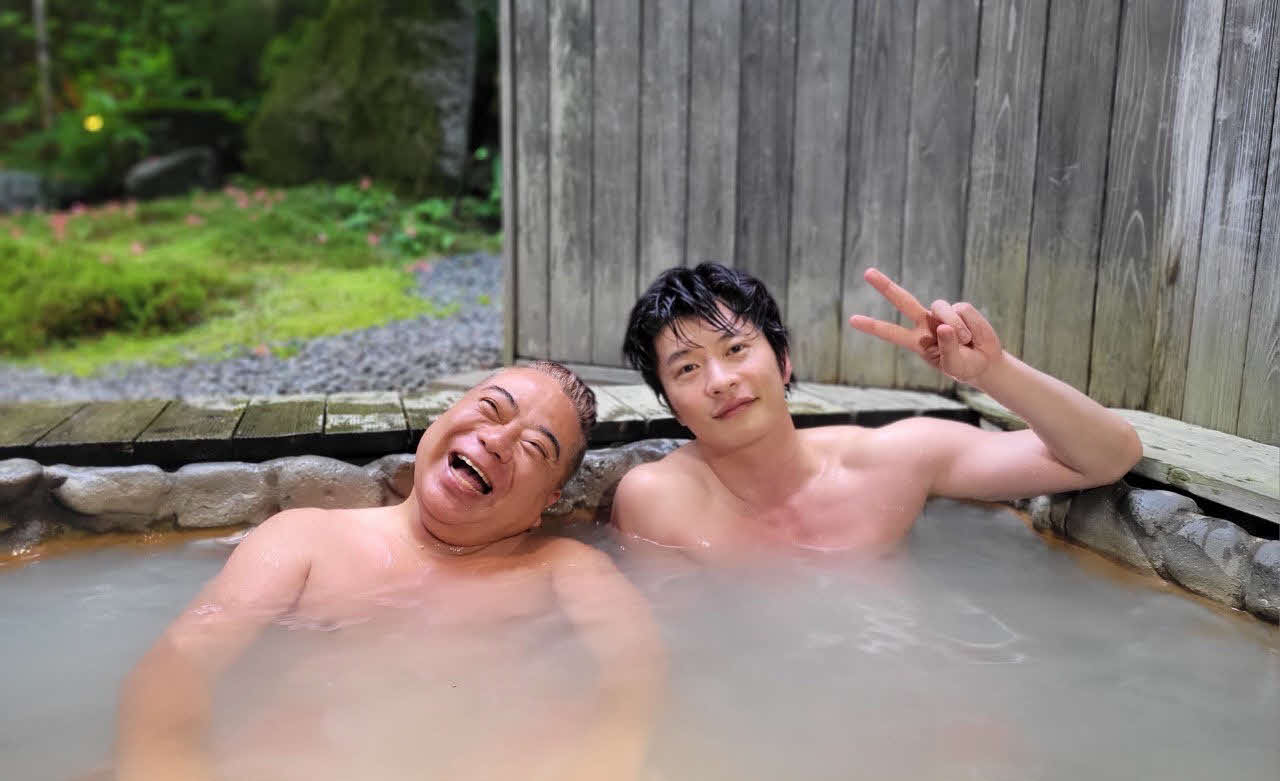 「出川哲朗の充電させてもらえませんか？」の2時間半スペシャルに出演する出川哲朗（左）と田中圭（C）テレビ東京