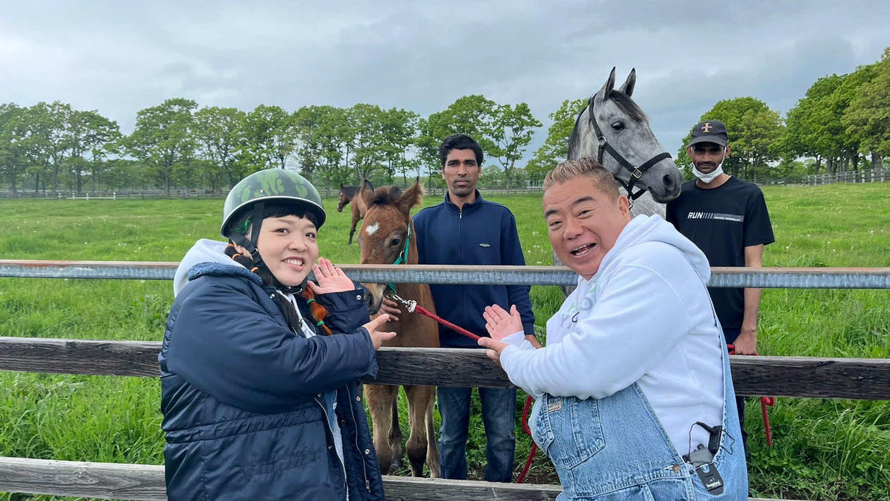「出川哲朗の充電させてもらえませんか？」の2時間半スペシャルに出演する出川哲朗（右）とオカリナ（C）テレビ東京