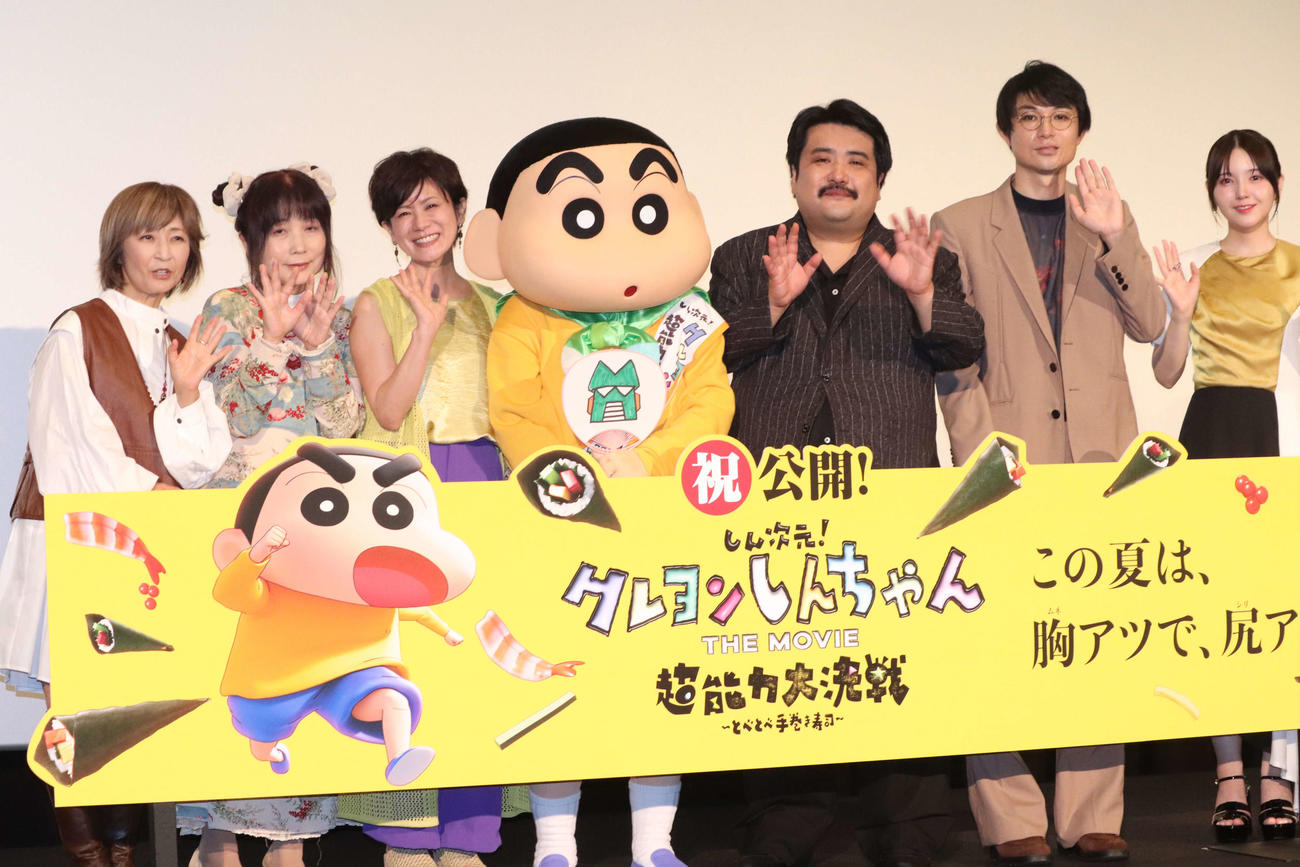 映画「しん次元！　クレヨンしんちゃんTHE MOVIE超能力大決戦～とべとべ手巻き寿司～」公開記念舞台あいさつに登壇した、左からこおろぎさとみ、ならはしみき、小林由美子、野原しんのすけ、鈴木もぐら、水川かたまり、鬼頭明里（撮影・加藤理沙）