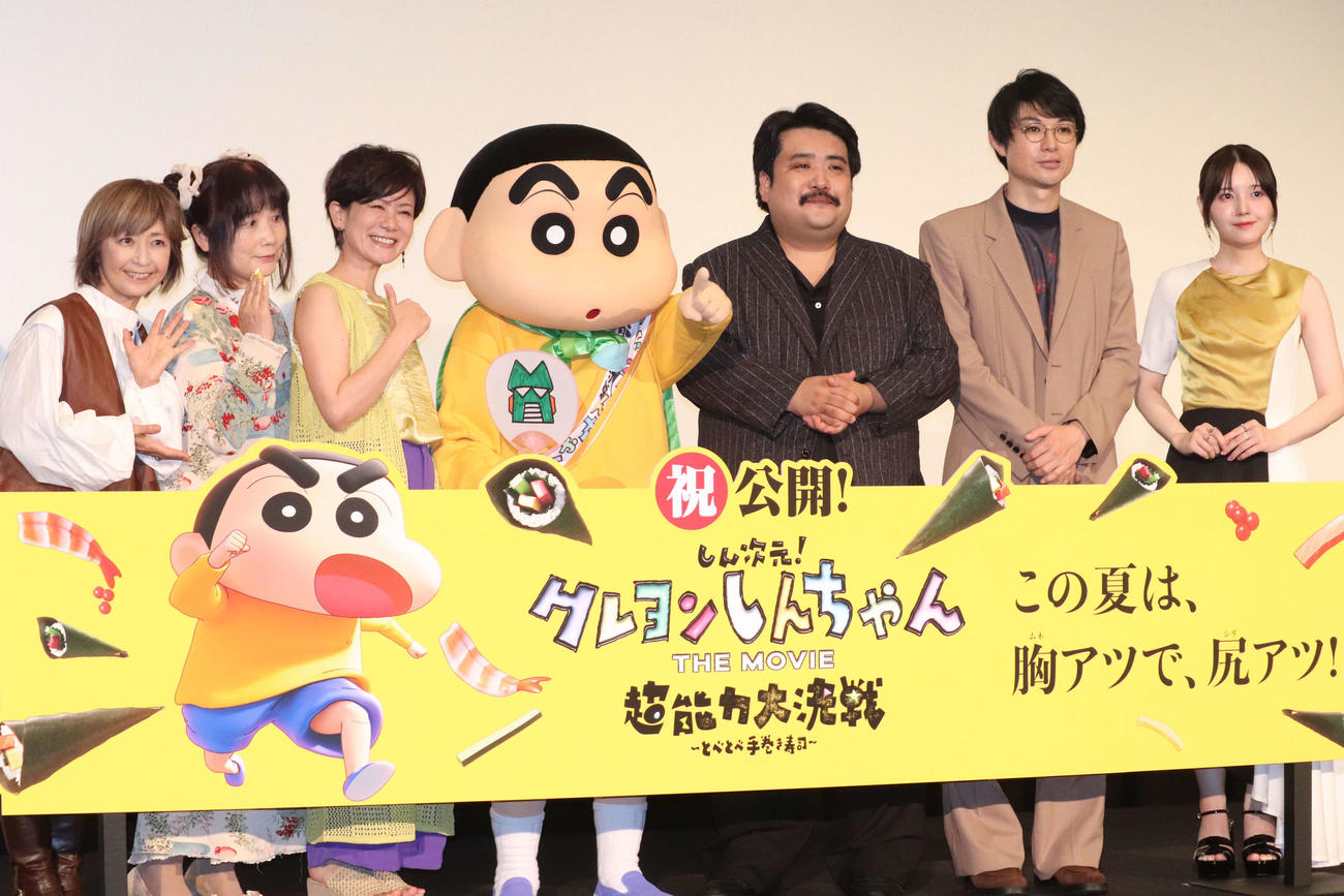 映画「しん次元！　クレヨンしんちゃんTHE MOVIE超能力大決戦～とべとべ手巻き寿司～」公開記念舞台あいさつに登壇した、左からこおろぎさとみ、ならはしみき、小林由美子、野原しんのすけ、鈴木もぐら、水川かたまり、鬼頭明里（撮影・加藤理沙）