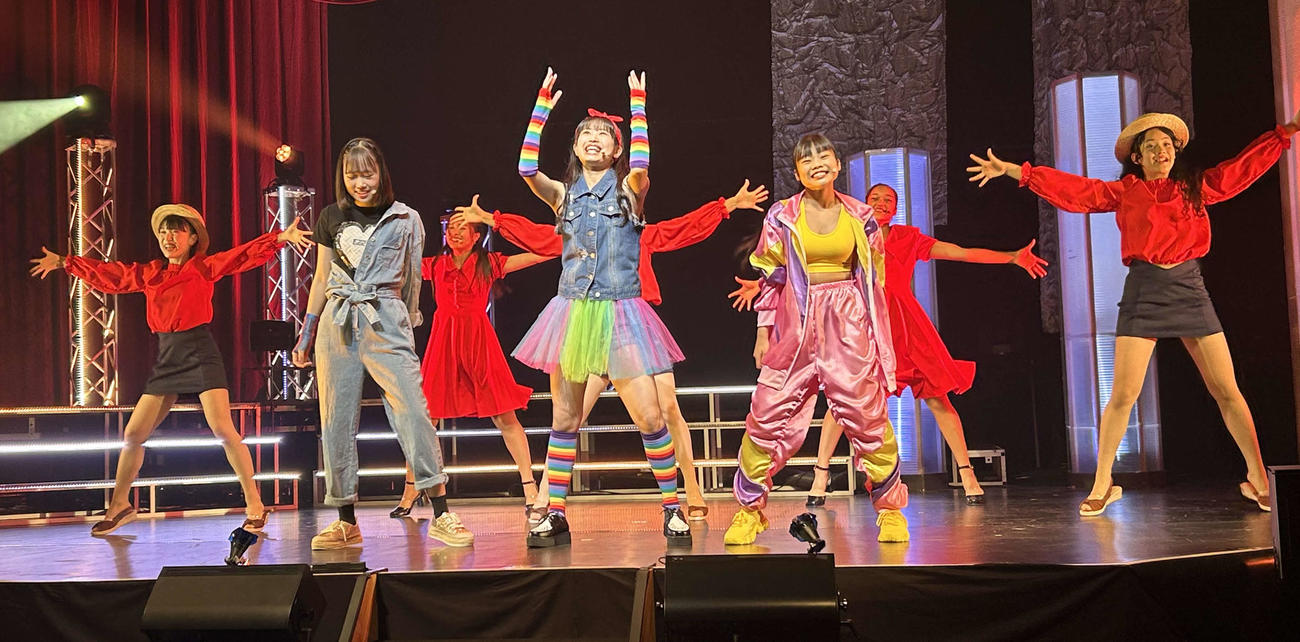夏公演を行った少女歌劇団ミモザーヌ（撮影・松尾幸之介）