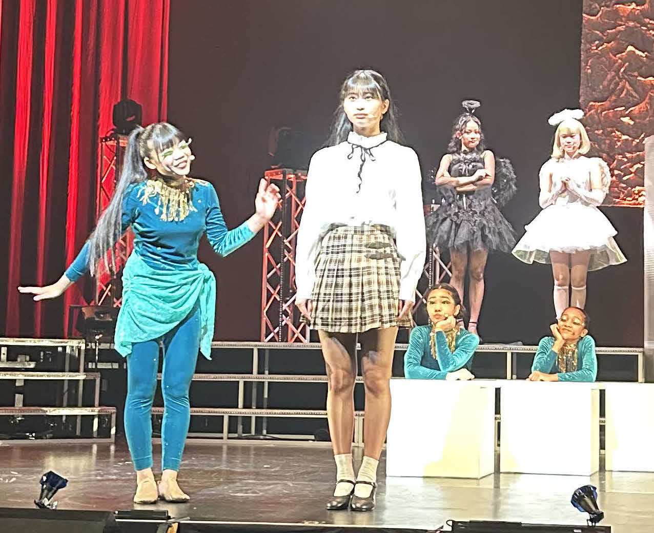 夏公演を行った少女歌劇団ミモザーヌ（撮影・松尾幸之介）
