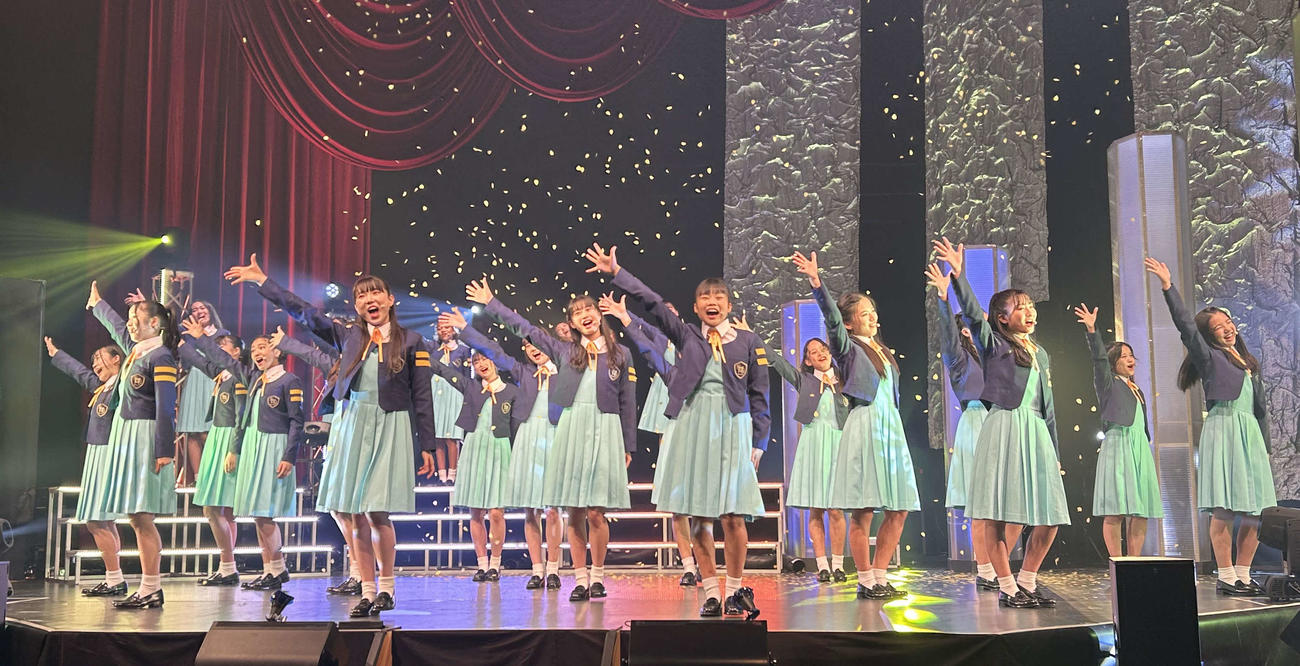 夏公演を行った少女歌劇団ミモザーヌ（撮影・松尾幸之介）