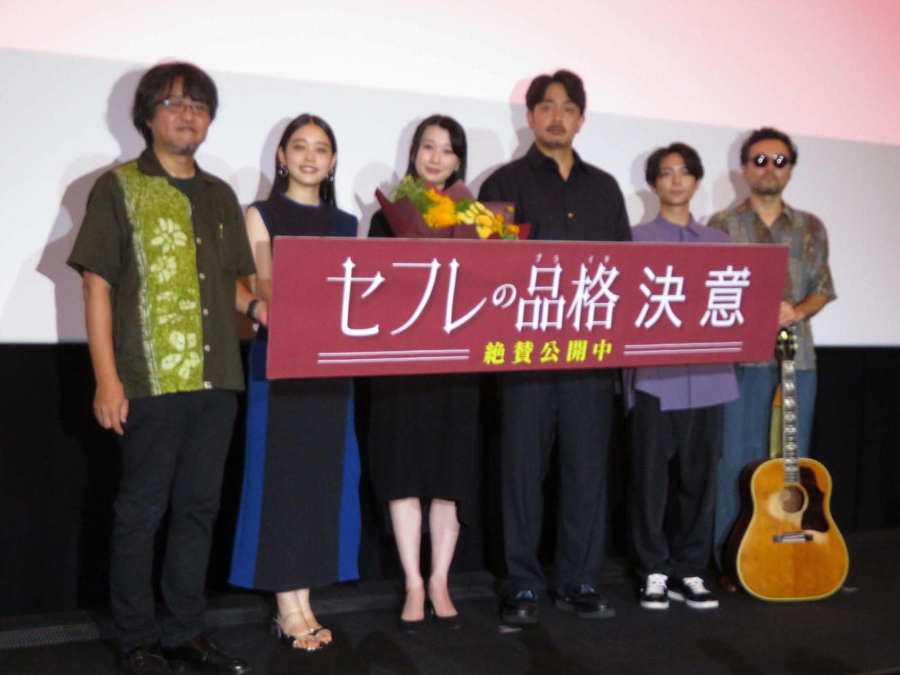 映画「セフレの品格　決意」公開記念舞台あいさつに登壇した、左から城定秀夫監督、高石あかり、行平あい佳、劇団EXILE青柳翔、石橋侑大、前野健太（撮影・村上幸将）
