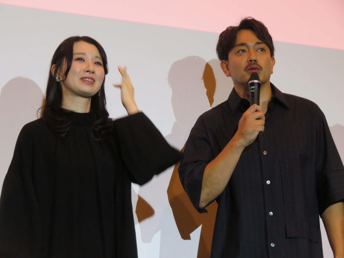 映画「セフレの品格　決意」公開記念舞台あいさつで、前野健太の生歌唱を聞き、目を潤ませる行平あい佳と劇団EXILE青柳翔（撮影・村上幸将）