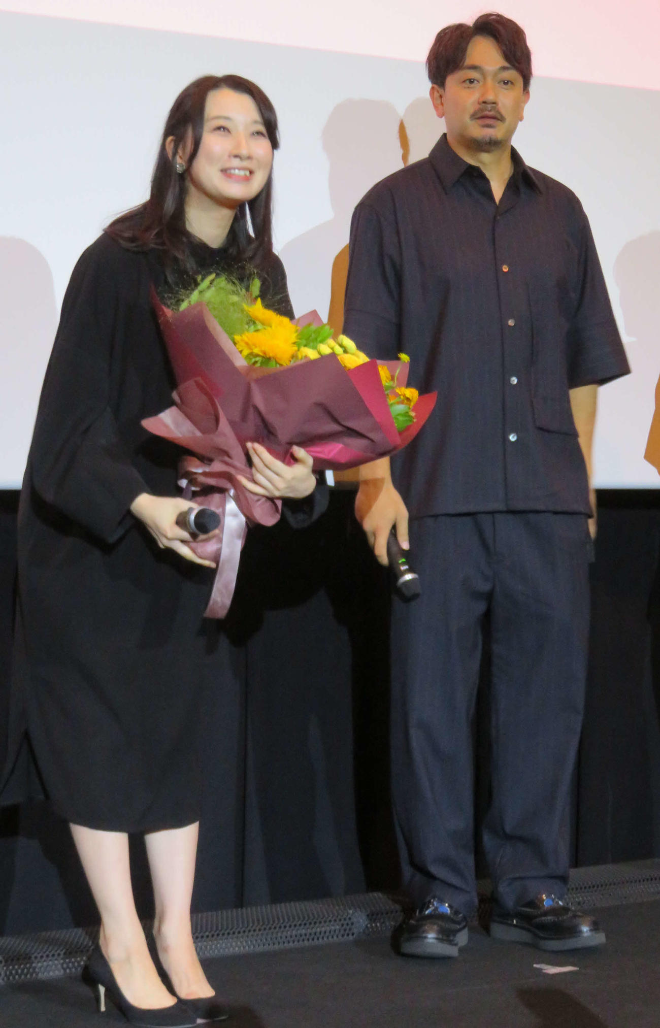 劇団EXILE青柳翔（右）から花束を贈られ、笑顔の行平あい佳（撮影・村上幸将）