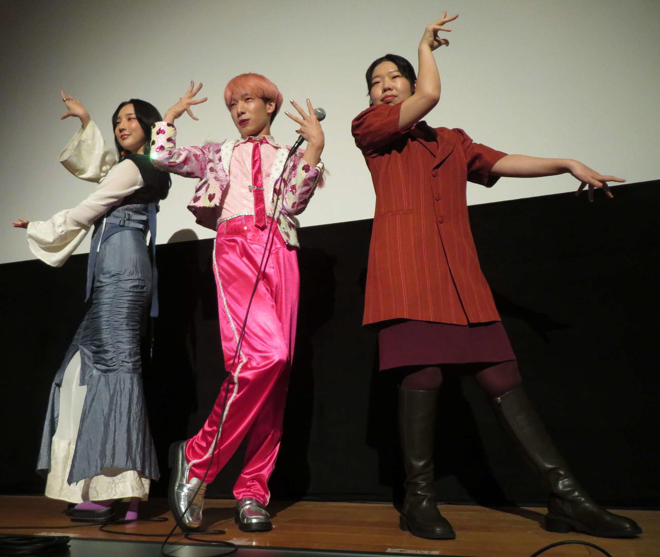 映画「炎上する君」公開記念舞台あいさつで劇中歌「DIVA ME」を生歌唱する、ゆっきゅんと、踊るファーストサマーウイカ（左）と、うらじぬの（撮影・村上幸将）