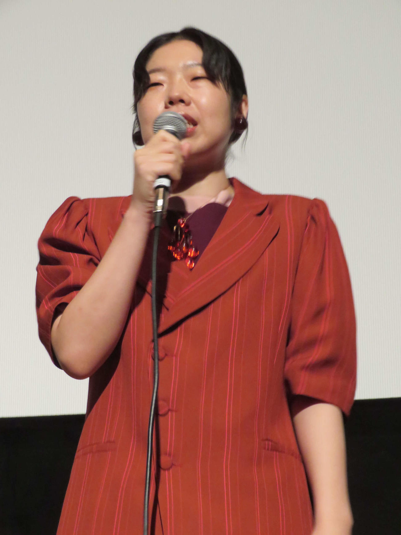 映画「炎上する君」公開記念舞台あいさつに登壇した、うらじぬの（撮影・村上幸将）