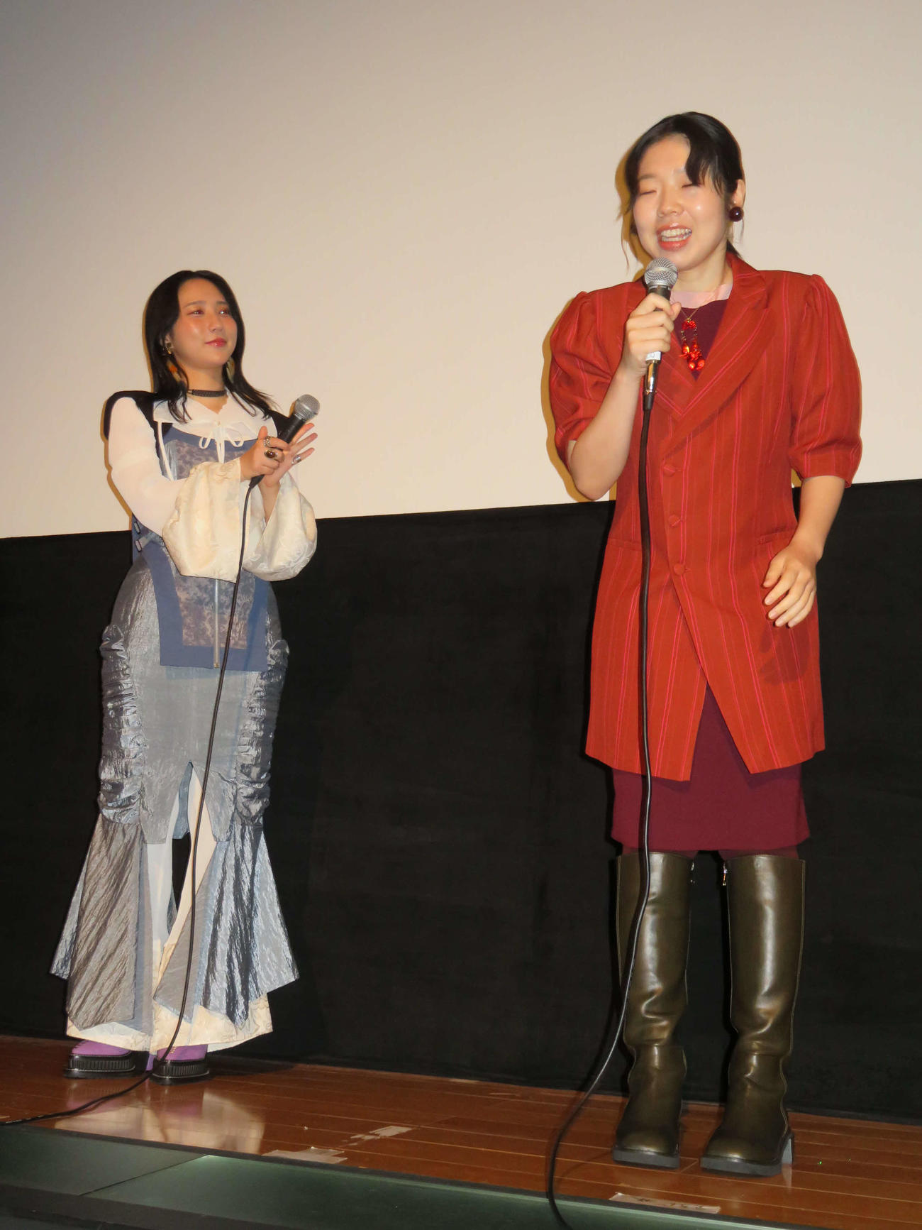 映画「炎上する君」公開記念舞台あいさつに登壇したファーストサマーウイカ（左）と、うらじぬの（撮影・村上幸将）