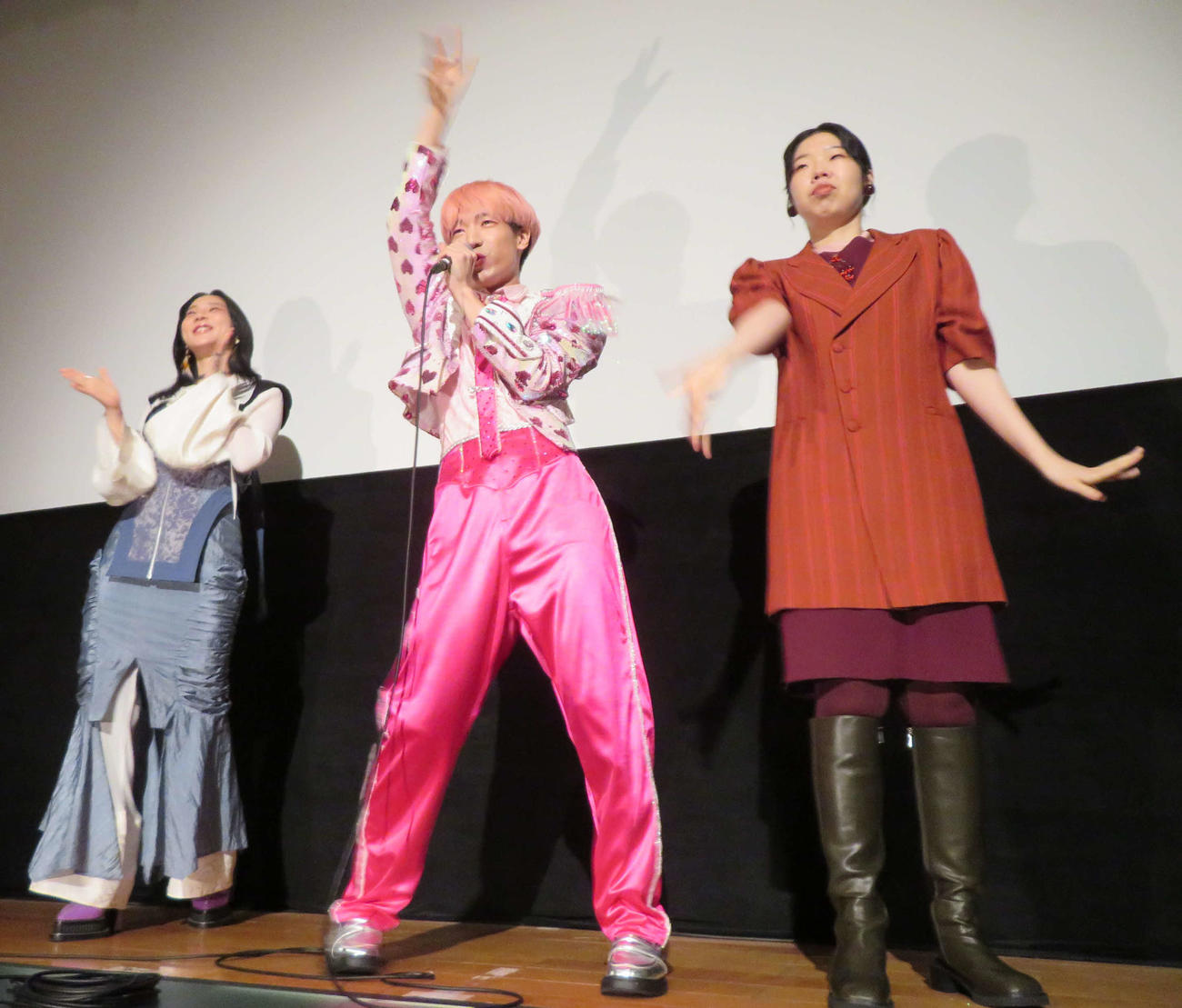 映画「炎上する君」公開記念舞台あいさつで劇中歌「DIVA ME」を生歌唱する、ゆっきゅんと、踊るファーストサマーウイカ（左）と、うらじぬの（撮影・村上幸将）