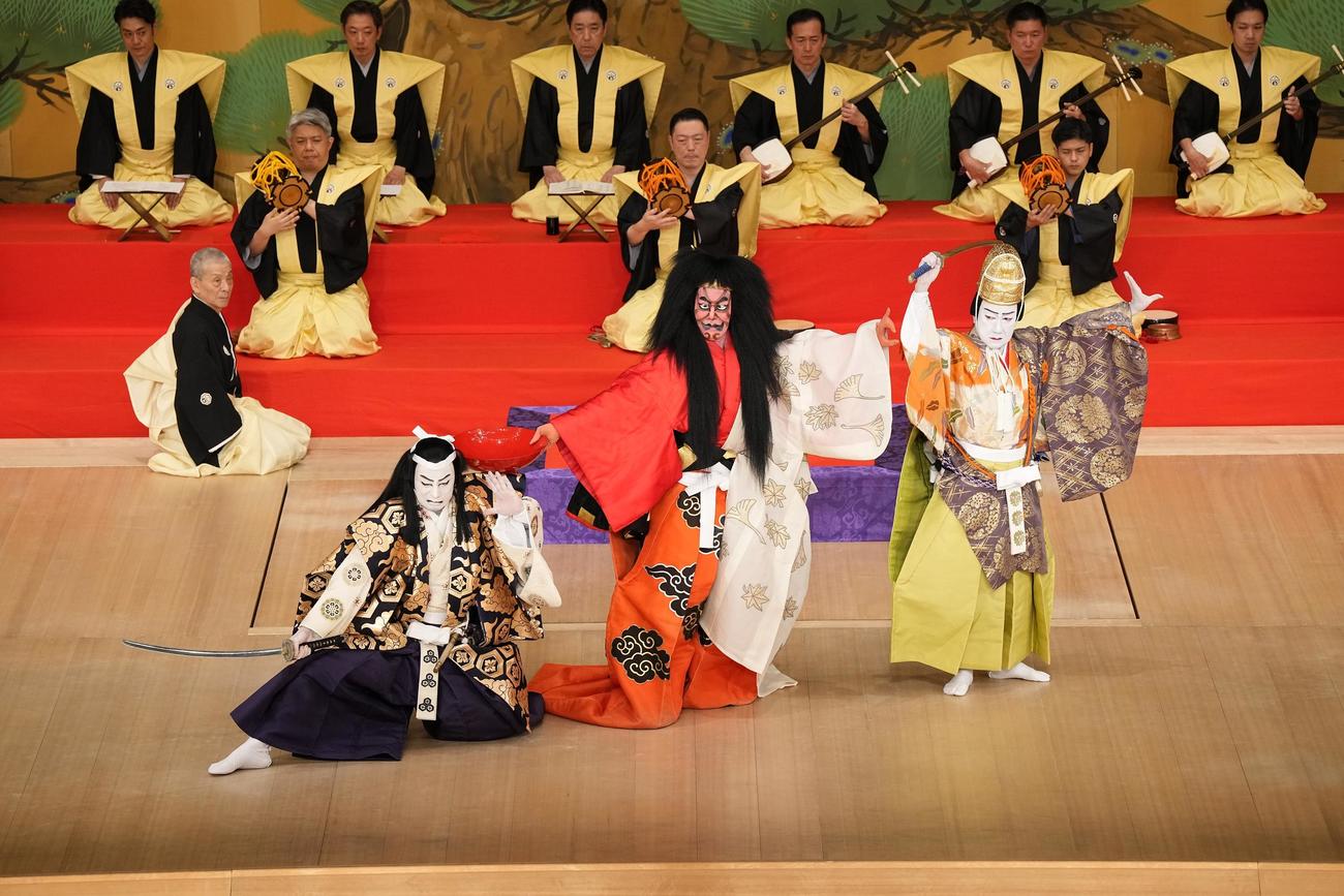 歌舞伎座「八月納涼歌舞伎」第二部「大江山酒呑童子」より。左から、松本幸四郎、中村勘九郎、中村扇雀