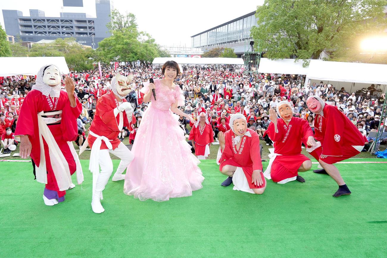 「日向ひょっとこ夏祭り」に初参加した水森かおり