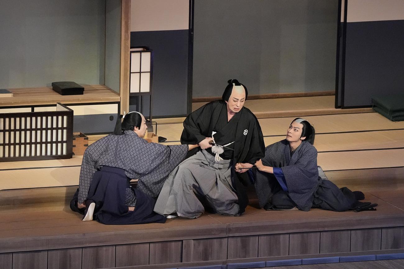 「八月納涼歌舞伎」第二部「新門辰五郎」より。松本幸四郎（中央）と市川染五郎（右）（C）松竹