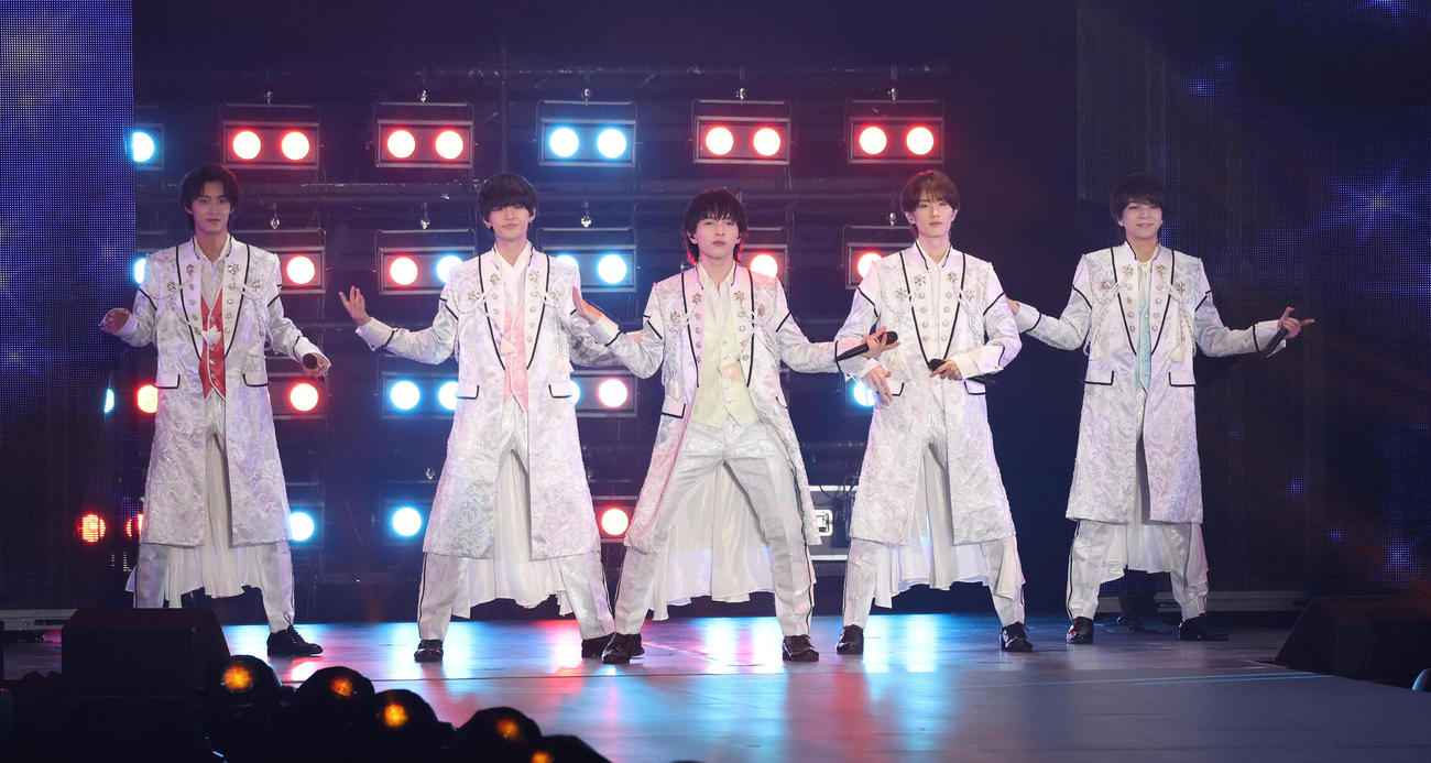 ライブで盛り上がるM！LK（撮影・白石智彦）