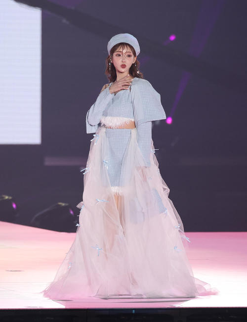 ランウェイでポーズを決める明日花キララ（撮影・白石智彦）