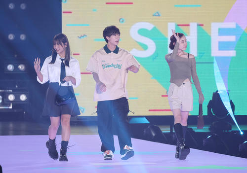 ランウェイを歩く左から、ばんばんざいのるな、ぎし、みゆ（撮影・白石智彦）