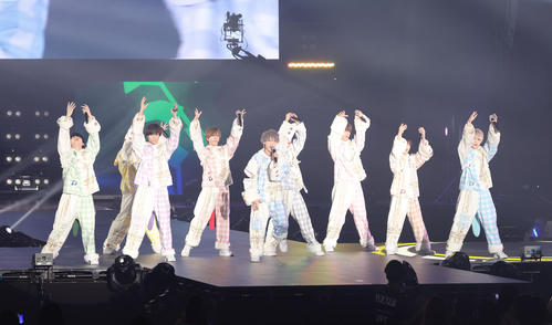 オープニングアクトでパフォーマンスするパピプペット（撮影・白石智彦）