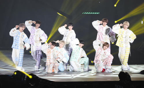 オープニングアクトでパフォーマンスするパピプペット（撮影・白石智彦）