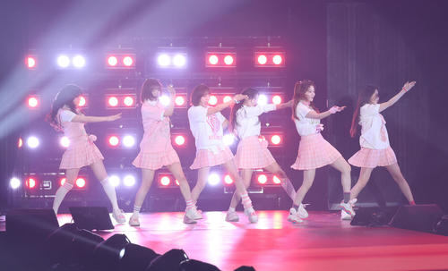 ライブで盛り上げるBilllie（撮影・白石智彦）