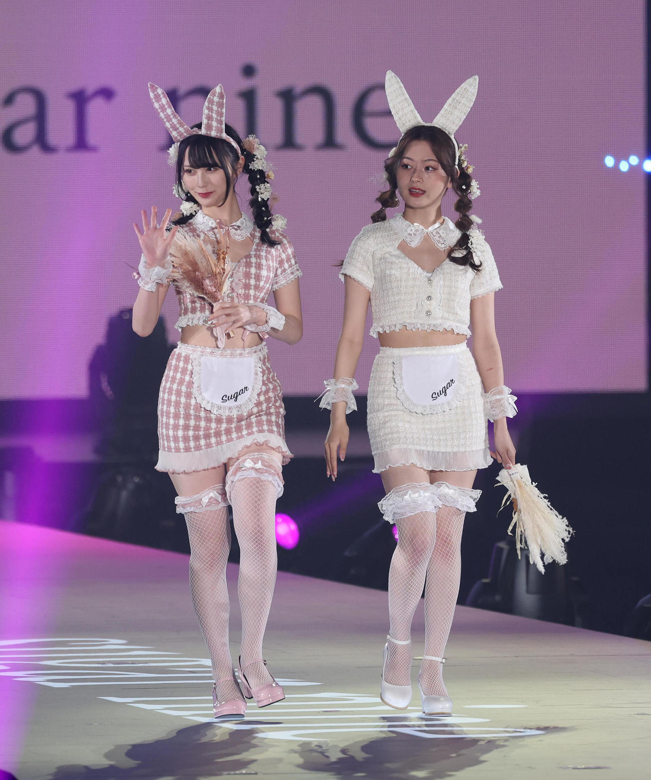 ランウェイを歩く山本望叶（左）と椎名亜美（撮影・白石智彦）