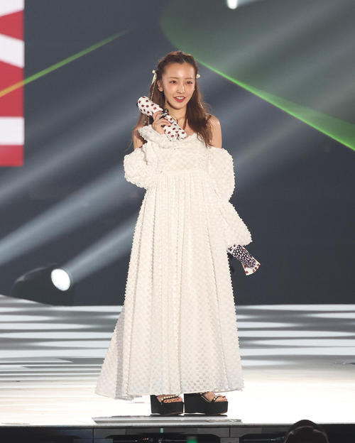 ランウェイでポーズを決める板野友美(撮影・白石智彦)