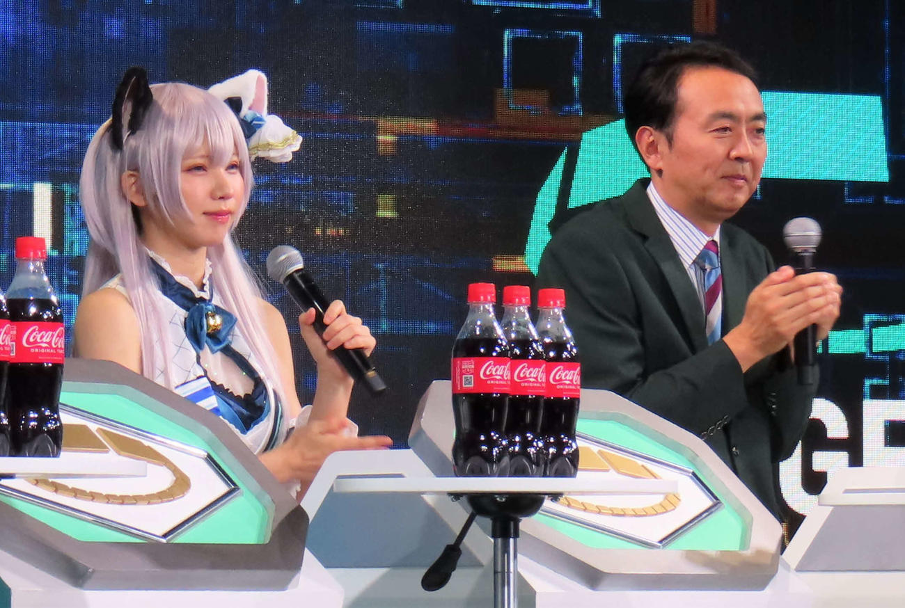 高校対抗の全国eスポーツ大会「STAGE：0」に出席したアンガールズ田中卓志（右）とえなこ（撮影・玉利朱音）
