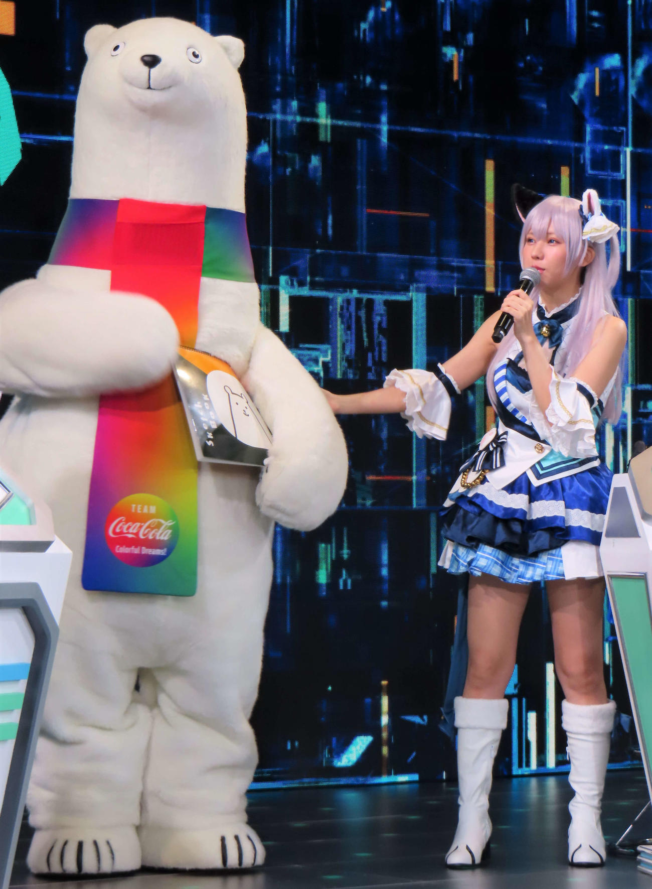 キャラクターのスーパーポーラーベアとふれあうえなこ（撮影・玉利朱音）