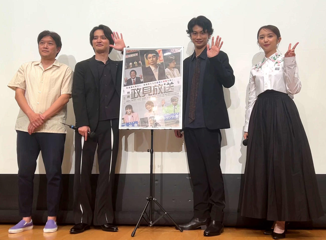 「映画　政見放送」上映会イベントに出席した、左から谷健二監督、瀬戸利樹、馬場良馬、小宮有紗（撮影・松尾幸之介）