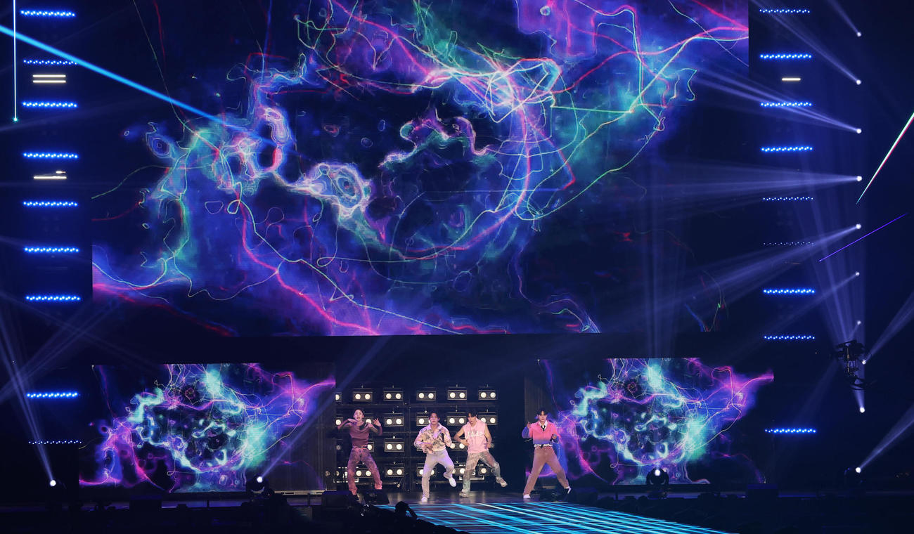 ライブで盛り上げるAB6IX（撮影・白石智彦）