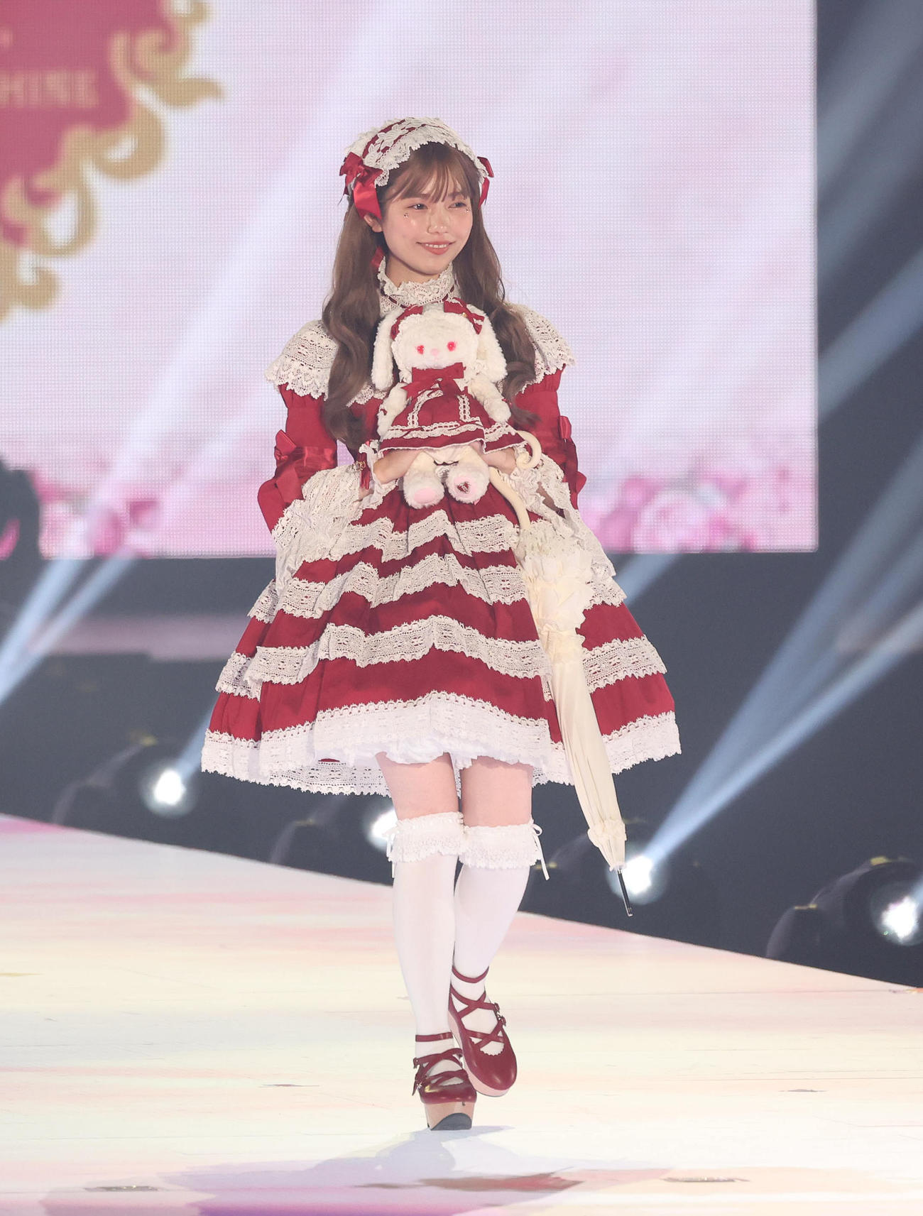 ランウエーを歩く島崎遥香（撮影・白石智彦）