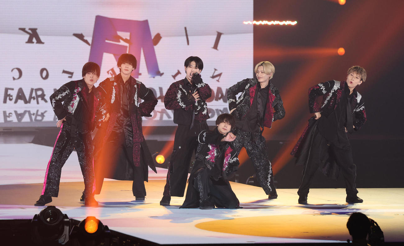 ライブで盛り上げる7m！n（撮影・白石智彦）