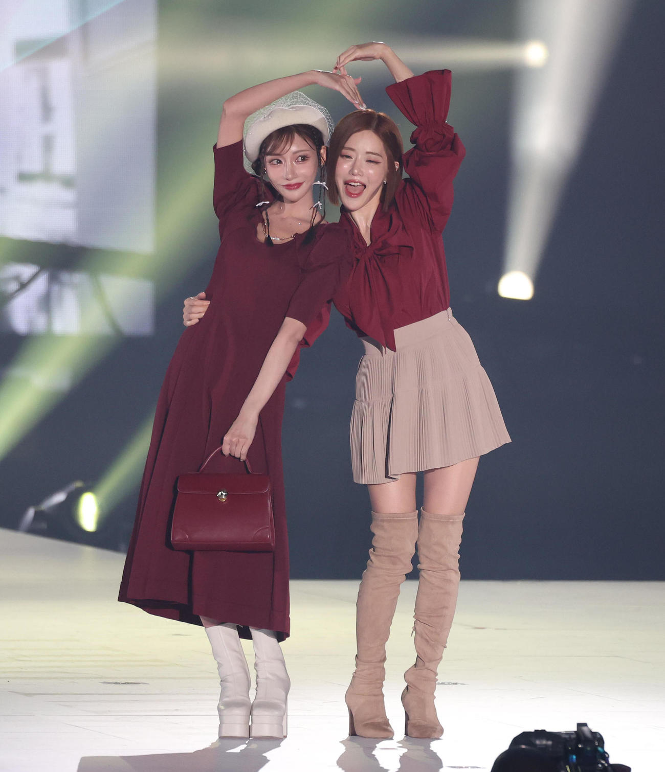 ランウエーでポーズを決める明日花キララ（左）とSODA（撮影・白石智彦）