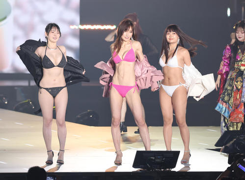 ランウエーで上着を脱いで水着姿になる左から、白川愛梨、熊田曜子、西本ヒカル（撮影・白石智彦）