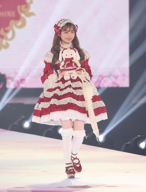ランウエーを歩く島崎遥香（撮影・白石智彦）