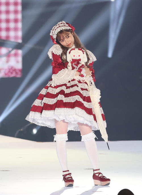 ランウエーでポーズを決める島崎遥香（撮影・白石智彦）