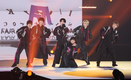 ライブで盛り上げる7m！n（撮影・白石智彦）