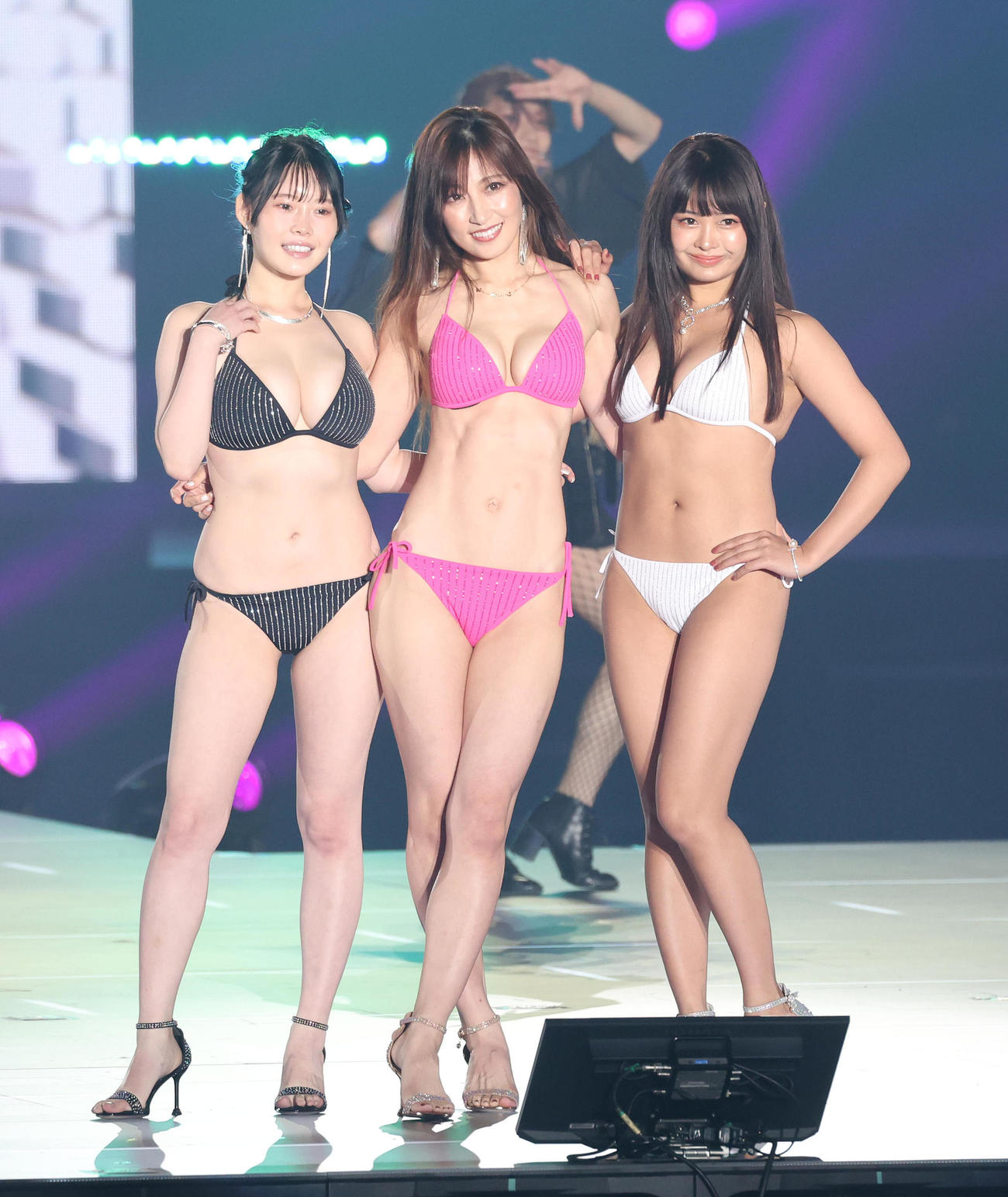 ランウエーで水着姿でポーズを決める左から、白川愛梨、熊田曜子、西本ヒカル（撮影・白石智彦）