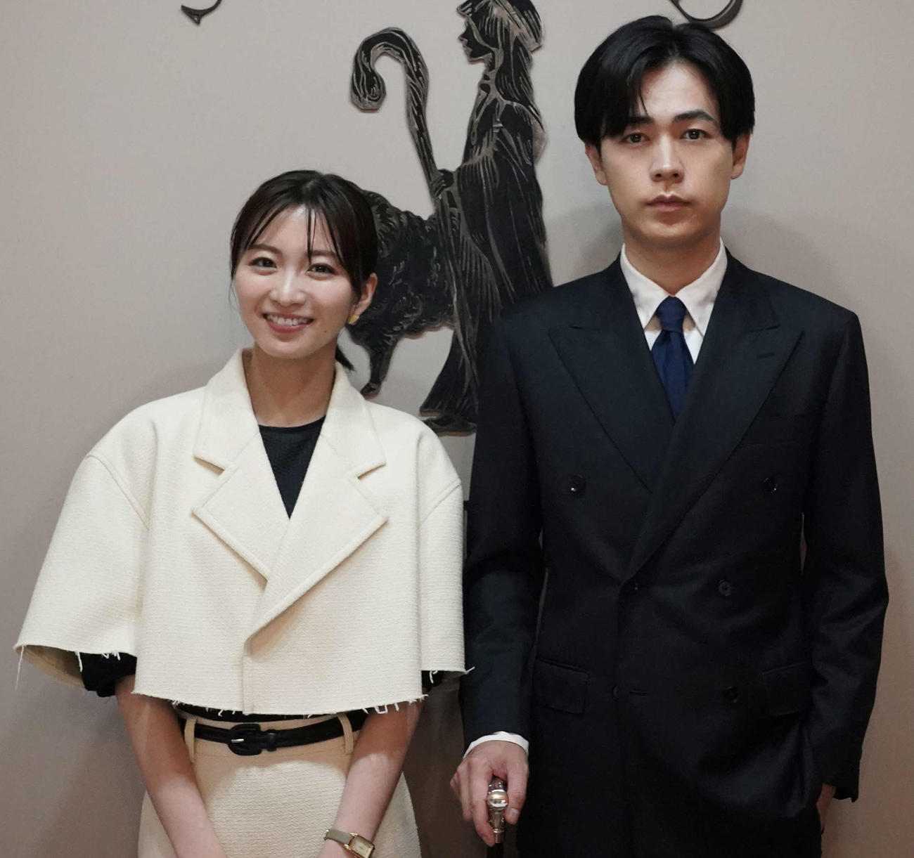 「転職の魔王様」に出演する岡崎紗絵、成田凌（C）カンテレ