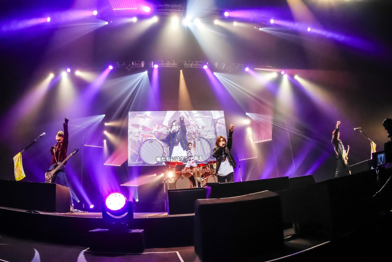 ツアー「振り返ればケツがいる」最終公演でパフォーマンスするゴールデンバンバーのメンバーたち