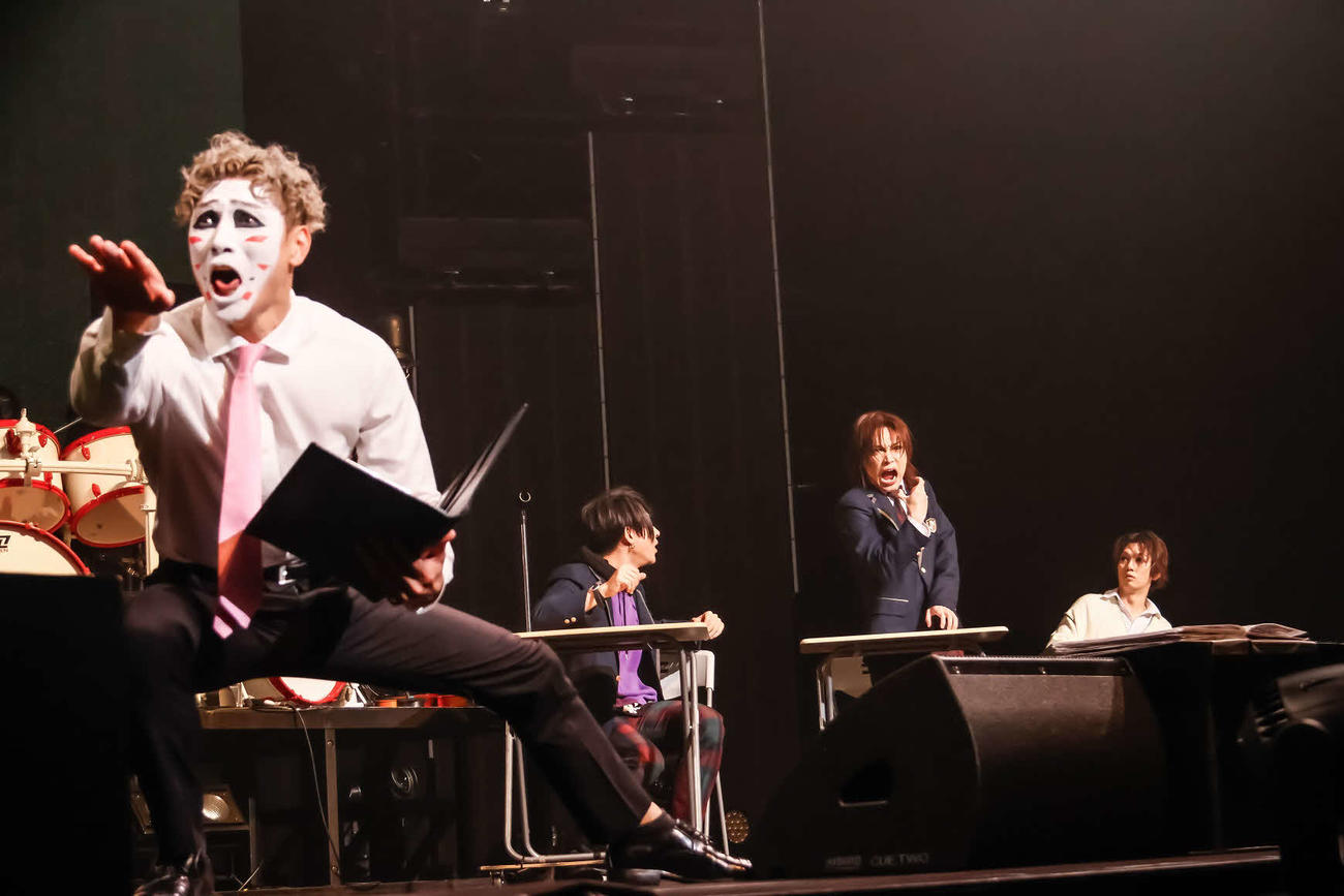 ツアー「振り返ればケツがいる」最終公演で学園ドラマを演じる、左から樽美酒研二、歌広場淳、鬼龍院翔、喜矢武豊