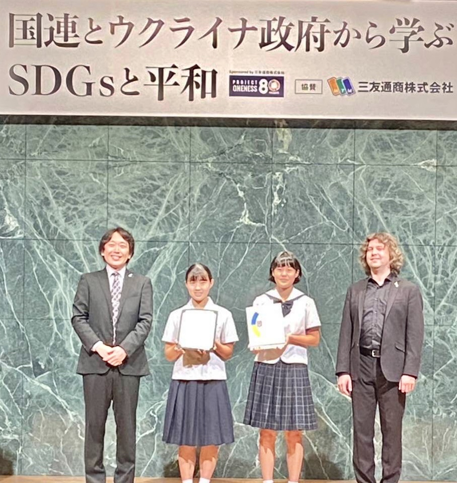 「自由と同胞愛の歌“交響曲第9番”で平和を祈るセレモニー」に出席した伊藤玲阿奈（左）とウクライナ出身のピアニストのパヴェル・ギントフ氏