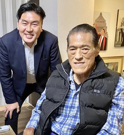 鈴木健三氏（左）とアントニオ猪木さん