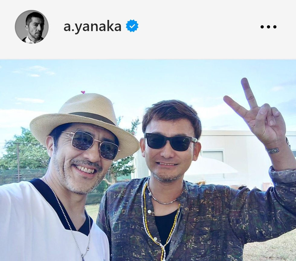 谷中敦（左）は新藤晴一と笑顔でツーショット（谷中敦のインスタグラムから）