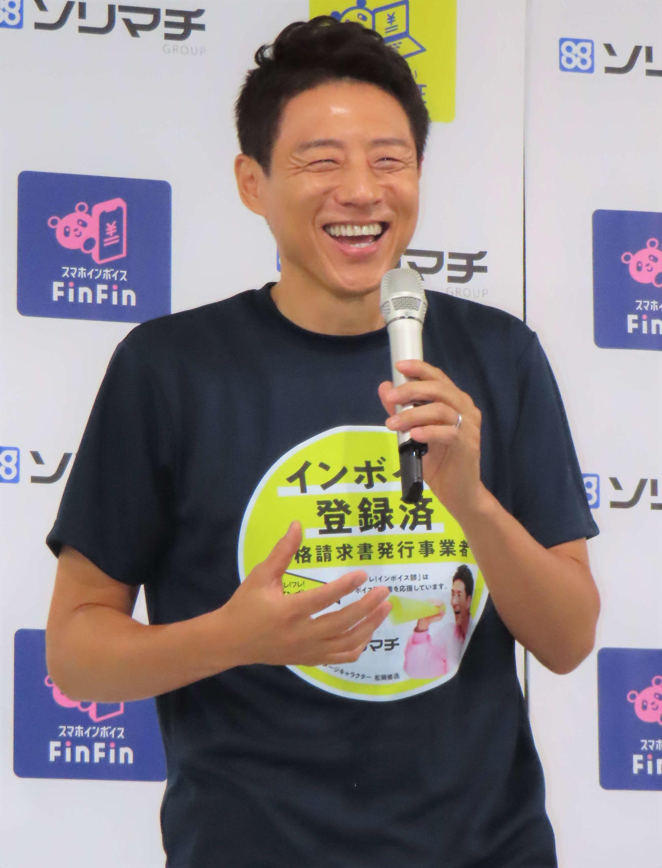 出演する新CMのラストシーンで見せた笑顔を再現する松岡修造（撮影・玉利朱音）