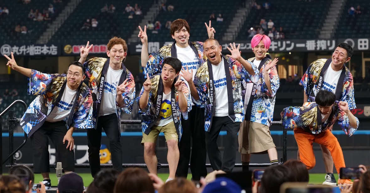 「超みんわら祭り～みんなでわらえばいいっしょ！今年は笑いに観戦にいそがしな3日間～」でホームベース漫才を行ったタカアンドトシ（中央）ら