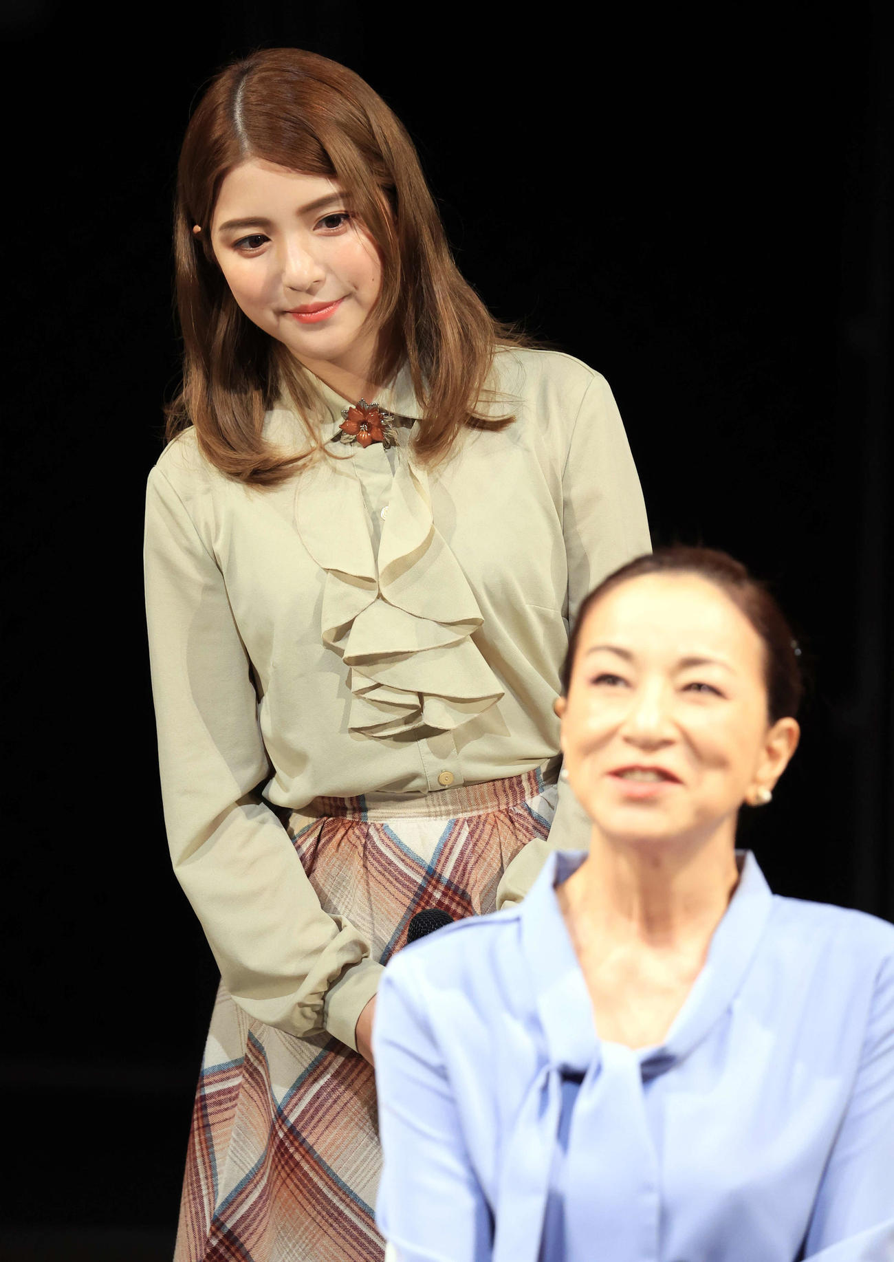 舞台「桜の園」の初日前会見で原田美枝子（手前）を見つめる川島海荷（撮影・浅見桂子）