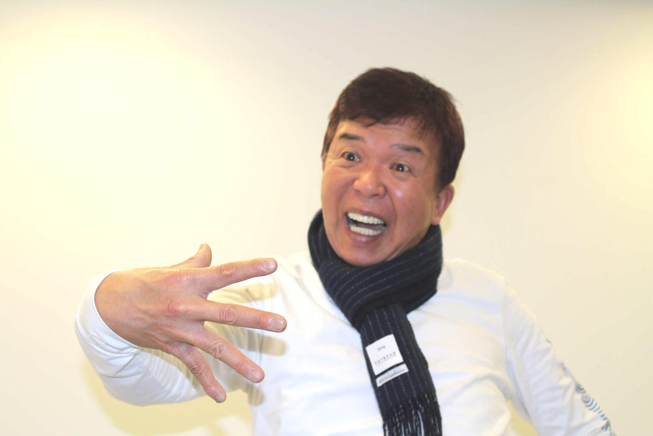 「ドゥーン！」を披露する村上ショージ（2023年撮影）