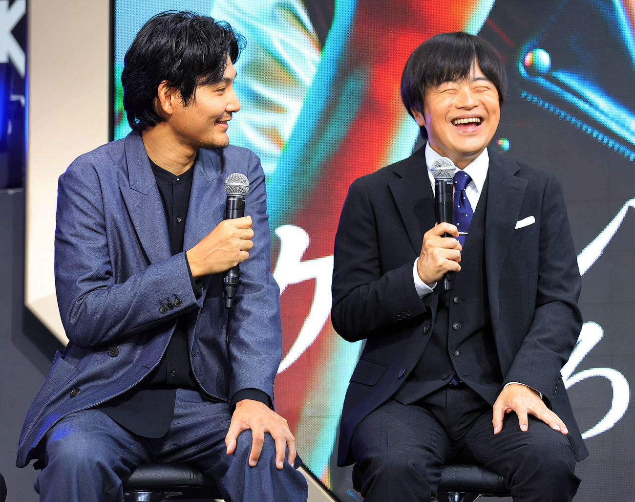 「♯DMM TVまつり」に登場した松田龍平（左）とバカリズム（撮影・野上伸悟）